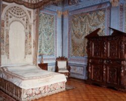Foto: de slaapkamer met 18e eeuws hemelbed.